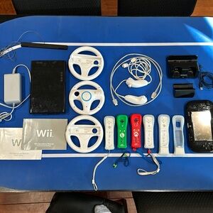 Working Wii U with 4+ controllers, sensor, steering wheels, game pad.
